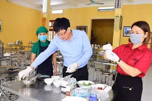 Kiểm tra bếp ăn của Trường Phổ thông Dân tộc nội trú THPT tỉnh Tuyên Quang.