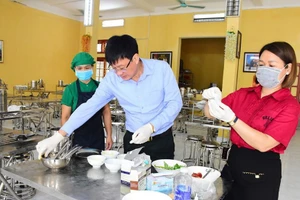Kiểm tra bếp ăn của Trường Phổ thông Dân tộc nội trú THPT tỉnh Tuyên Quang.