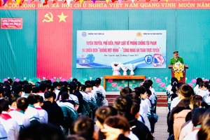 Công an xã Bản phối hợp tuyên truyền, phổ biến pháp luật về phòng chống tội phạm và chiến dịch “Không một mình” - “Cùng nhau an toàn trực tuyến” tại trường THCS Vĩnh Lại.