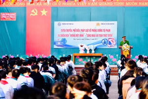 Công an xã Bản phối hợp tuyên truyền, phổ biến pháp luật về phòng chống tội phạm và chiến dịch “Không một mình” - “Cùng nhau an toàn trực tuyến” tại trường THCS Vĩnh Lại.