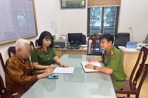 Ông H làm việc tại cơ quan công an (ảnh Công an tỉnh Phú Thọ cung cấp).