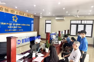 Người dân nộp hồ sơ thủ tục hành chính tại Trung tâm Phục vụ hành chính công xã Xuân Lũng, tỉnh Phú Thọ.