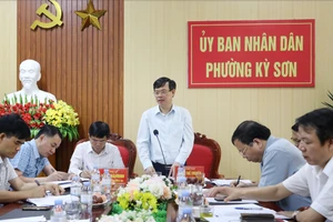 Ông Trịnh Thế Truyền - Giám đốc Sở GD&ĐT tỉnh Phú Thọ (đứng) phát biểu tại buổi làm việc.