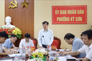 Ông Trịnh Thế Truyền - Giám đốc Sở GD&ĐT tỉnh Phú Thọ (đứng) phát biểu tại buổi làm việc.