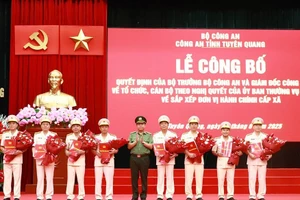 Thừa ủy quyền của Bộ trưởng Bộ Công an, Thiếu tướng Nguyễn Đức Thuận, trao Quyết định và tặng hoa cho các Phó Giám đốc Công an tỉnh Tuyên Quang (sau sáp nhập).