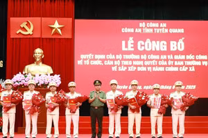 Thừa ủy quyền của Bộ trưởng Bộ Công an, Thiếu tướng Nguyễn Đức Thuận, trao Quyết định và tặng hoa cho các Phó Giám đốc Công an tỉnh Tuyên Quang (sau sáp nhập).