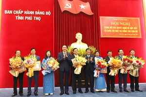 Ông Bùi Minh Châu, Bí thư Tỉnh ủy Phú Thọ và ông Phùng Khánh Tài, Phó Bí thư Thường trực Tỉnh ủy Phú Thọ trao Bằng khen, tặng hoa chúc mừng 8 cá nhân tiên phong thực hiện sắp xếp, tinh gọn tổ chức bộ máy Nghị quyết số 18-NQ/TW của BCH Trung ương Đảng.