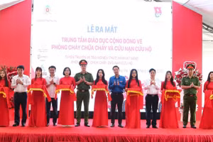 Các đại biểu cắt băng tại Lễ ra mắt Trung tâm giáo dục cộng đồng về phòng cháy, chữa cháy và cứu nạn, cứu hộ.