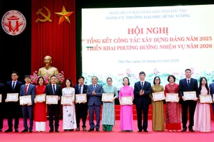 Lãnh đạo Trường Đại học Hùng Vương trao Giấy khen cho các đảng viên hoàn thành xuất sắc nhiệm vụ năm 2025.