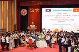 Các đại biểu cùng lưu học sinh Lào tham dự nghi lễ trong Tết Bunpimay Lào.