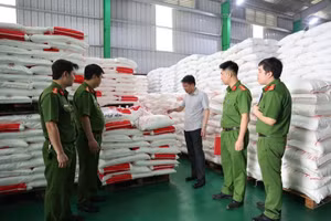 Đại tá Nguyễn Minh Tuấn - Giám đốc Công an tỉnh Phú Thọ (thứ 3 từ phải sang) trực tiếp có mặt tại hiện trường để chỉ đạo Cơ quan CSĐT khám xét khẩn cấp, thu thập chứng cứ chứng minh hành vi phạm của các đối tượng (ảnh: Công an tỉnh Phú Thọ).