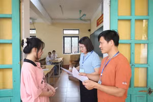 Giám thị kiểm tra thông tin thí sinh trước giờ vào phòng thi tại Hội đồng thi Trường THPT Công nghiệp Việt Trì.