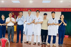 Lãnh đạo TTYT huyện Thanh Ba khen thưởng đột xuất ê kíp y bác sĩ.