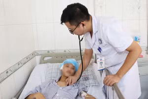 Bé trai hiện tỉnh táo, giao tiếp tốt. (Ảnh: BVCC)