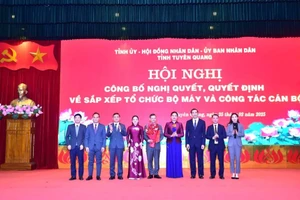 Bà Hà Thị Nga, Bí thư Tỉnh ủy Tuyên Quang (thứ tư từ phải sang) trao quyết định, chúc mừng Đảng bộ UBND tỉnh Tuyên Quang.