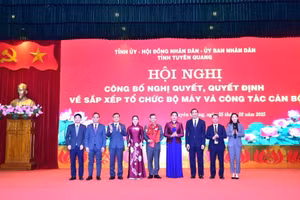 Bà Hà Thị Nga, Bí thư Tỉnh ủy Tuyên Quang (thứ tư từ phải sang) trao quyết định, chúc mừng Đảng bộ UBND tỉnh Tuyên Quang.