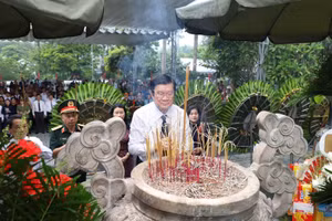 Nguyên Chủ tịch nước Trương Tấn Sang đang hương viếng các Anh hùng liệt sĩ tại Nghĩa trang liệt sĩ Quốc gia Vị Xuyên.