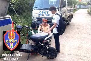 Lực lượng CSGT Công an tỉnh Phú Thọ kiểm tra, xử lý học sinh vi phạm trật tự an toàn giao thông (ảnh: Công an tỉnh Phú Thọ).