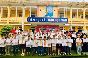 Trao thưởng cho các em học sinh đạt thành tích cao trong các cuộc thi cấp quốc gia năm học 2025 - 2026.