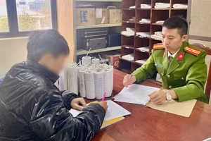 Đối tượng Nguyễn Gia Hưng (bên trái) tại cơ quan công an (ảnh Công an tỉnh Phú Thọ).