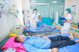 Bác sĩ Bệnh viện Phổi tỉnh Phú Thọ thăm khám cho bệnh nhân.