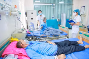 Bác sĩ Bệnh viện Phổi tỉnh Phú Thọ thăm khám cho bệnh nhân.