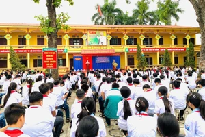 Phổ biến giáo dục pháp luật an toàn giao thông; phòng chống bạo lực học đường và các tệ nạn xã hội cho học sinh THCS Bản Nguyên.