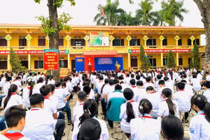 Phổ biến giáo dục pháp luật an toàn giao thông; phòng chống bạo lực học đường và các tệ nạn xã hội cho học sinh THCS Bản Nguyên.