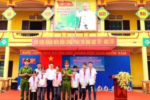 Ban tổ chức tặng quà cho các em học sinh trường THCS Bản Nguyên có số lần trả lời đúng câu hỏi của chương trình nhiều nhất.