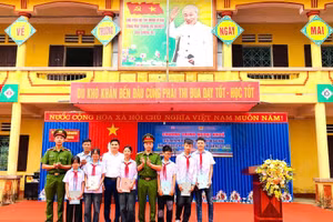 Ban tổ chức tặng quà cho các em học sinh trường THCS Bản Nguyên có số lần trả lời đúng câu hỏi của chương trình nhiều nhất.