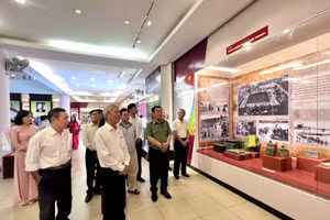 Các đại biểu thăm quan trưng bày chuyên đề “Ký ức không phai”.