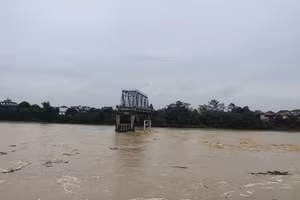 Cầu Phong Châu bị sập.