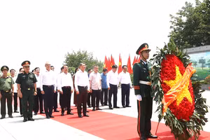 Thủ tướng Lê Minh Hưng cùng đoàn công tác dâng hương, dâng hoa tưởng niệm các Anh hùng liệt sĩ tỉnh Phú Thọ.