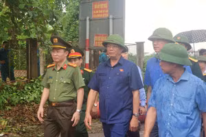 Ông Trần Quang Phương, Phó Chủ tịch Quốc hội trực tiếp kiểm tra vụ sập cầu Phong Châu, tỉnh Phú Thọ chiều ngày 9/9/2024.