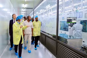 Thủ tướng cùng Đoàn đại biểu cấp cao Ethiopia tham quan dây chuyền sản xuất tại Công ty TNHH Toyo Solar tại Khu công nghiệp Cẩm Khê (huyện Cẩm Khê, tỉnh Phú Thọ).