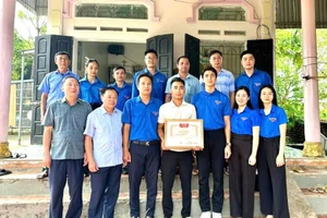 Lãnh đạo Tỉnh đoàn Phú Thọ trao Bằng khen của Trung ương Đoàn TNCS Hồ Chí Minh cho anh Ngô Quốc Trung.