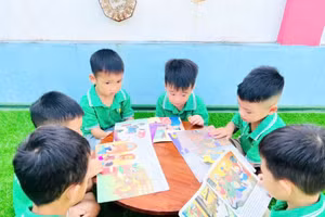 Các bé mẫu giáo 5 tuổi trường Mầm non Cao Xá 1 (xã Bản Nguyên) xem tranh truyện.