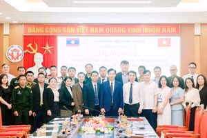 Các đại biểu và học sinh chụp ảnh tại chương trình.