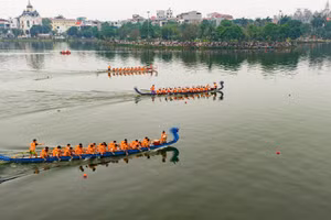 Giải bơi chải được tổ chức tại hồ Công viên Văn Lang, phường Việt Trì.
