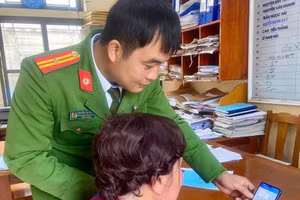 Cán bộ Công an thị trấn Phong Châu tuyên truyền, giải thích và cảnh báo cho bà P.T.N biết phương thức, thủ đoạn lừa đảo của các đối tượng.