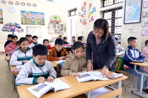 Cô và trò Trường Tiểu học Nguyễn Bá Ngọc (huyện Thanh Sơn) thi đua dạy tốt, học tốt.