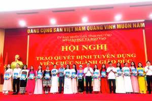 Lãnh đạo Sở GD&ĐT tỉnh Phú Thọ trao quyết định trúng tuyển viên chức ngành giáo dục cho các thí sinh.