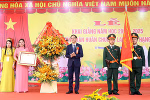 Ông Nguyễn Hải - Chủ tịch Ủy ban MTTQ tỉnh Phú Thọ trao Huân chương Lao động hạng Nhì và tặng lẵng hoa tươi thắm chúc mừng thầy và trò Trường THCS Giấy Phong Châu.