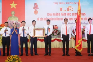 Ông Dương Hoàng Hương - Phó Chủ tịch Thường trực HĐND tỉnh Phú Thọ trao Huân chương Lao động hạng Nhì cho trường Tiểu học Supe, huyện Lâm Thao.