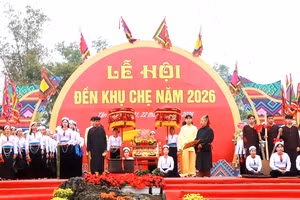 Lễ hội diễn ra với các nghi thức tế lễ truyền thống tưởng nhớ Thành hoàng Quận Khơi.