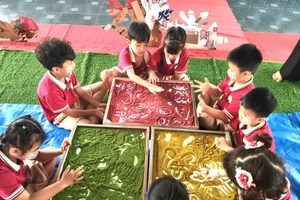 Trẻ thích thú với hoạt động STEAM.