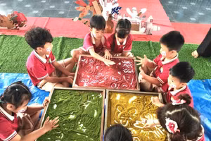 Trẻ thích thú với hoạt động STEAM.