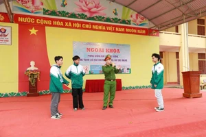 Trường THPT Phong Châu (xã Lâm Thao, tỉnh Phú Thọ) tổ chức ngoại khóa "Phòng chống bạo lực học đường, phòng tránh lừa đảo qua mạng xã hội, bắt cóc online"