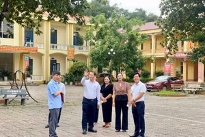 Ông Nguyễn Phú Sơn - Phó Giám đốc Sở GD&ĐT tỉnh Phú Thọ cùng đoàn công tác kiểm tra thực tế tại Trường THPT Long Châu Sa.