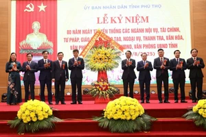Ông Đặng Xuân Phong, Bí thư Tỉnh ủy Phú Thọ tặng hoa chúc mừng các đơn vị.